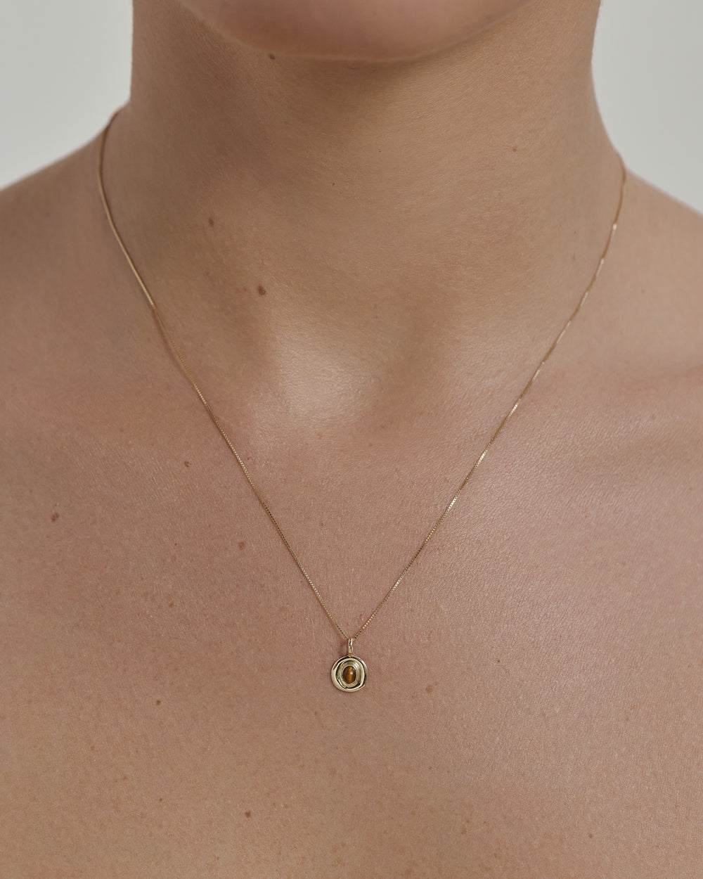 VOYAGER TIGERS EYE CHARM (9K GOLD)