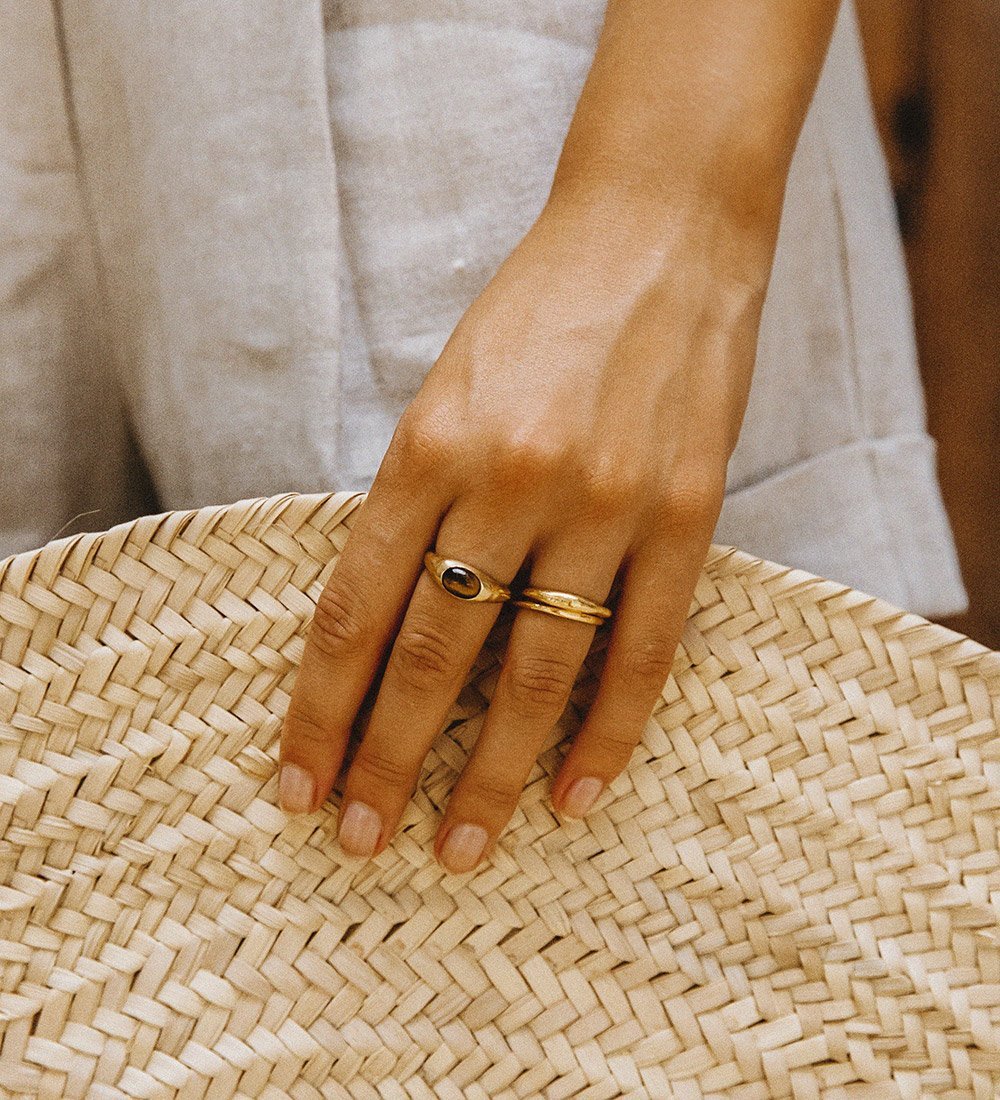 Elsa Peretti® Cabochon ring in 18k gold and tiger's eye, mini. | Tiffany &  Co.