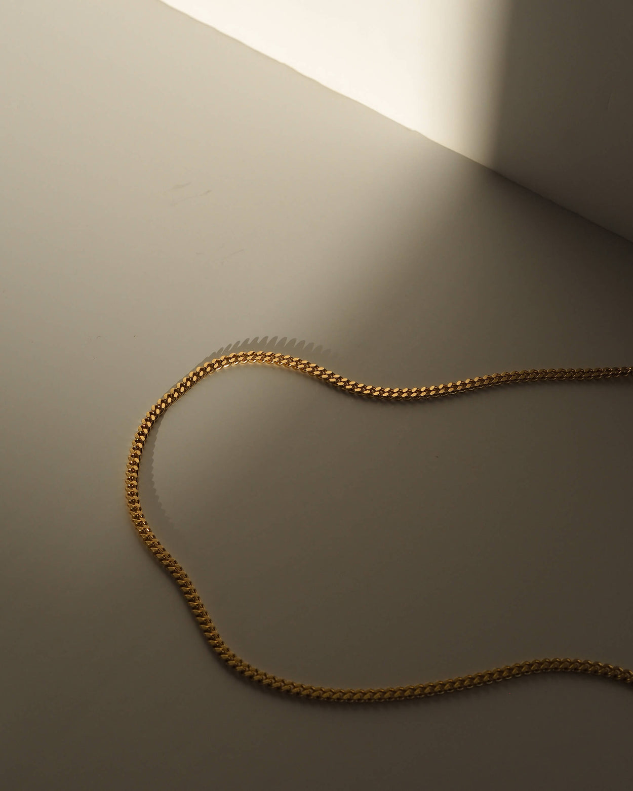 GLOW CHAIN NECKLACE (18K GOLD PLATED) - IMAGE 4
